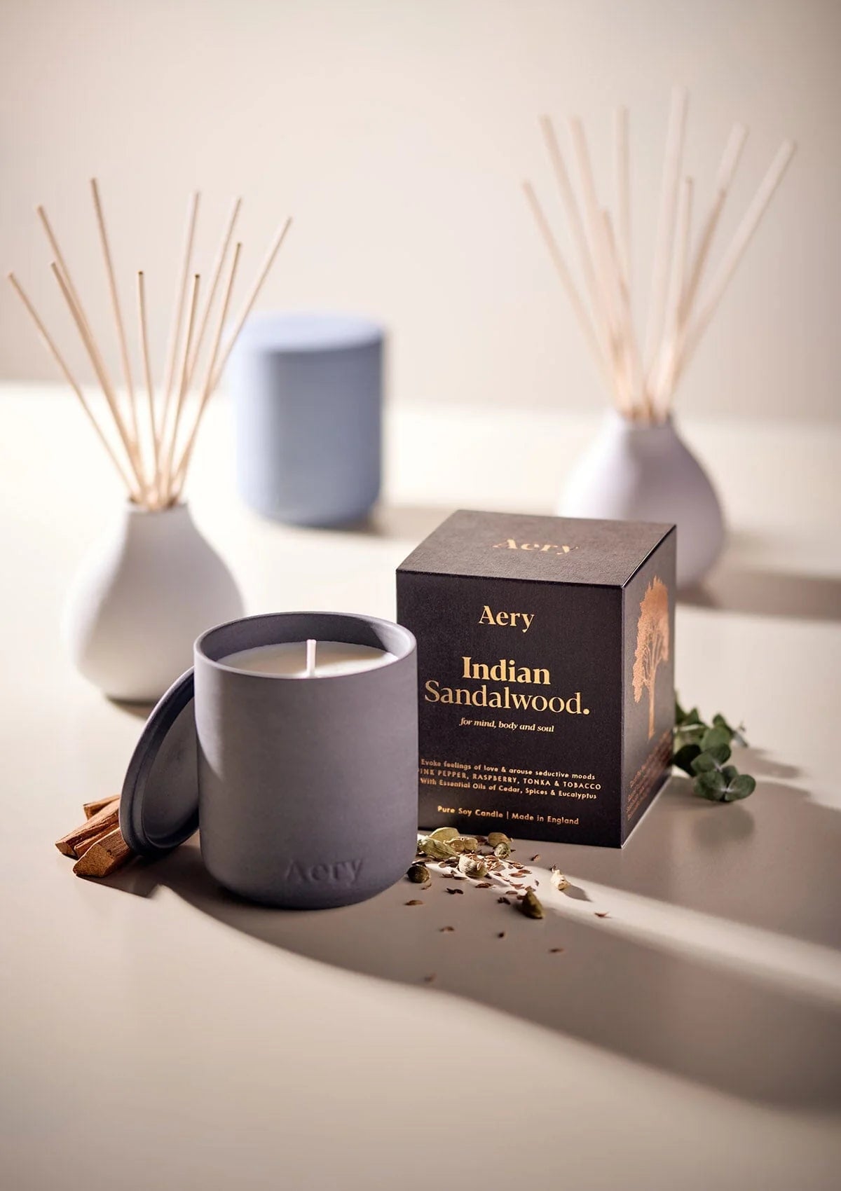 Indian Sandalwood Scented Candle - Pepper Raspberry and Tonka